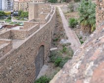 Vue sur les remparts et le chemin de ronde