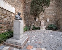 Statue de Juan Temboury Alvarès  Universitaire, chercheur et homme politique espagnol. Il se consacra à la restauration de différents monuments de Malaga et notamment de l'Alcazaba. Il créa également le musée Picasso de Malaga
