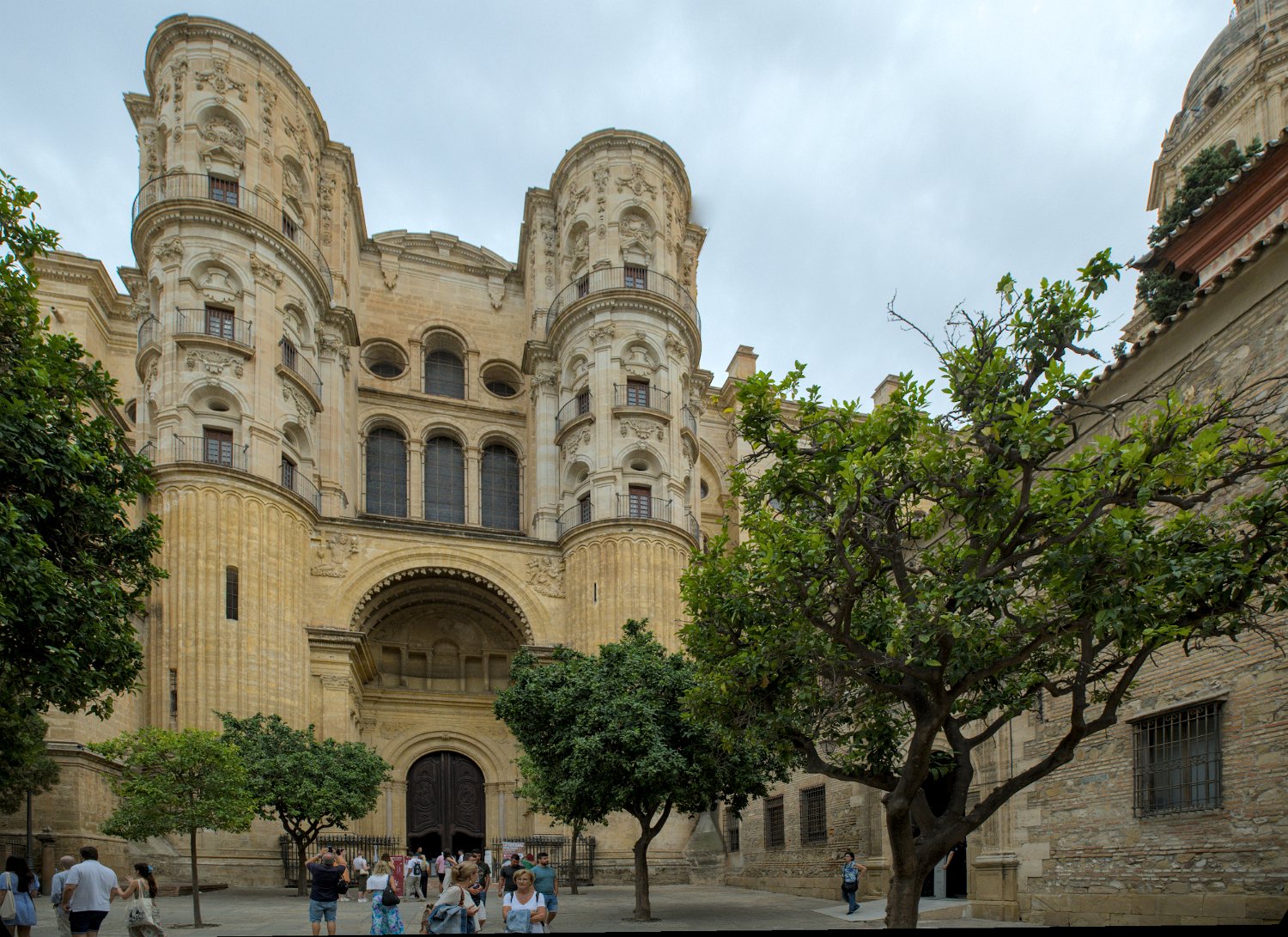 Portail de l'entrée latérale (puerta de las Cadenas) et les deux tours semi-circulaires (Cubillos)