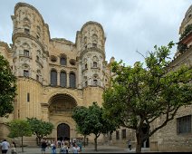 Portail de l'entrée latérale (puerta de las Cadenas) et les deux tours semi-circulaires (Cubillos)  La partie inférieure date du XVIé siècle et la partie supérieure du XVIIIè siècle.