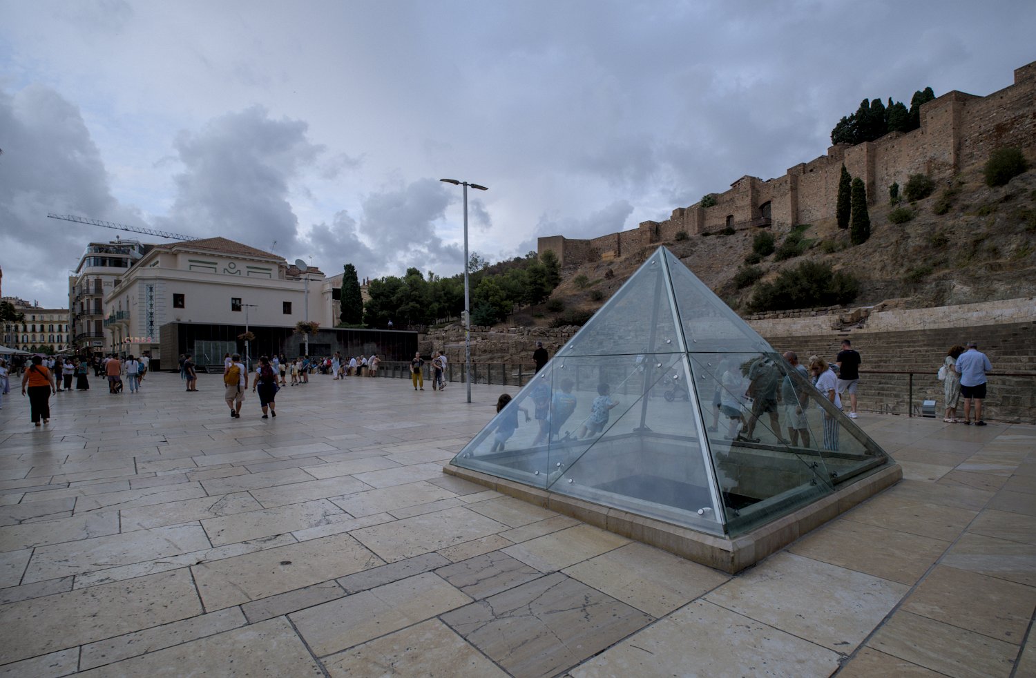 La calle Alcazabilla devant le théatre romain