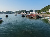 La ville de Cat Ba. Au premier plan, restaurant flottant