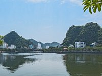 La ville de Cat Ba vue du fond de la baie