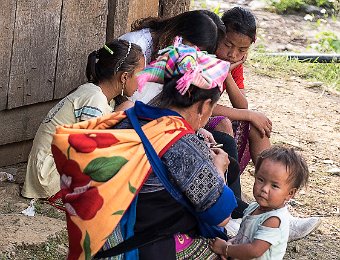 Famille H'mong  Cette ethnie minoritaire est installée dans cette région depuis plusieurs siècles. Ils ajoutent à la culture du riz un artisanat basé sur le filage et le tissage du coton et la fabrication de bijoux en argent