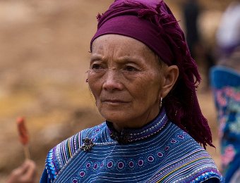  Femme Hmong Bleu