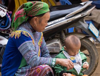  Femme et bébé Hmong   