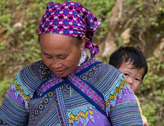  Femme et bébé Hmong