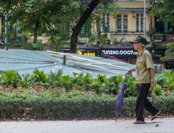  Passant dans une rue de Hanoï