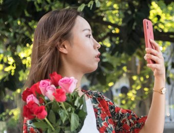  Jeune femme aux fleurs
