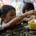 DSC 0886  Une petite fille au marché aux amulette de War Rachanadda : Bangkok, Gens, Marchés, Rattanakosin, Wat Ratchanadda