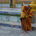 DSC 1420  Moines touristes à Wat Phra Kaeo