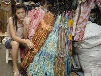 Une jeune vendeuse songeuse  en attente d'un client