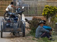 Des ouvriers agricoles au repos à Mae Rim