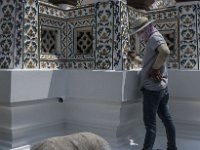 Une ouvrière nettoyant les décorations du Wat Arun (Bangkok) avec une éponge