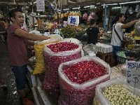Un vendeur de pétales de fleurs au marché aux fleurs de Bangkok