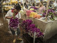Jeunes fleuristes au marché aux fleurs de Bangkok